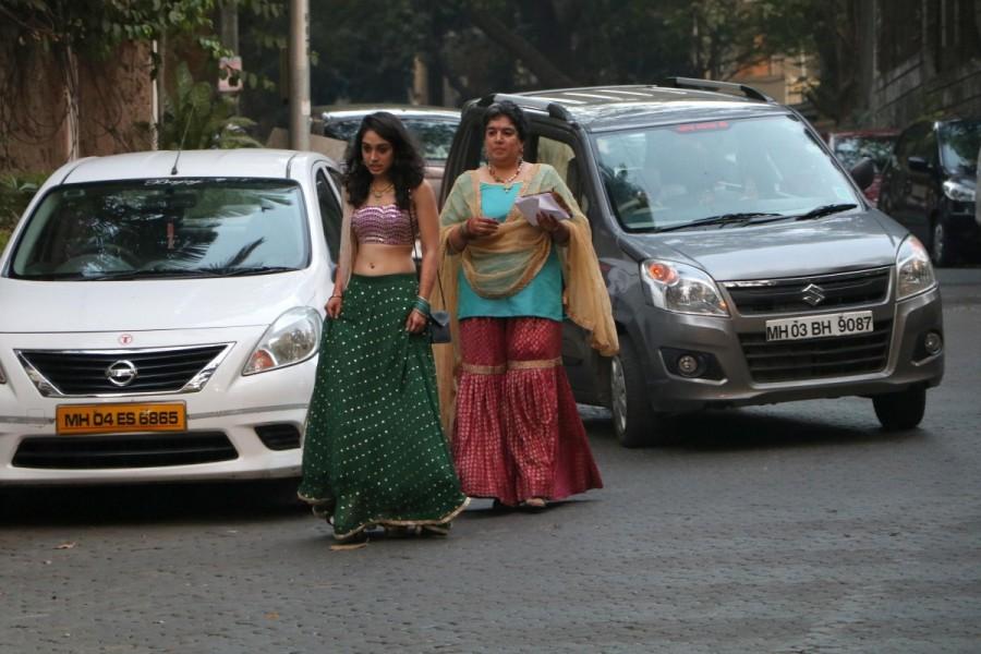 Bollywood actor Aamir Khan and family spotted at Imran Khan's house for party. Aamir Khan,Aamir Khan family,Imran Khan,Imran Khan house party,Imran Khan party,Aamir Khan with his wife,Kiran Rao,Reena Dutta