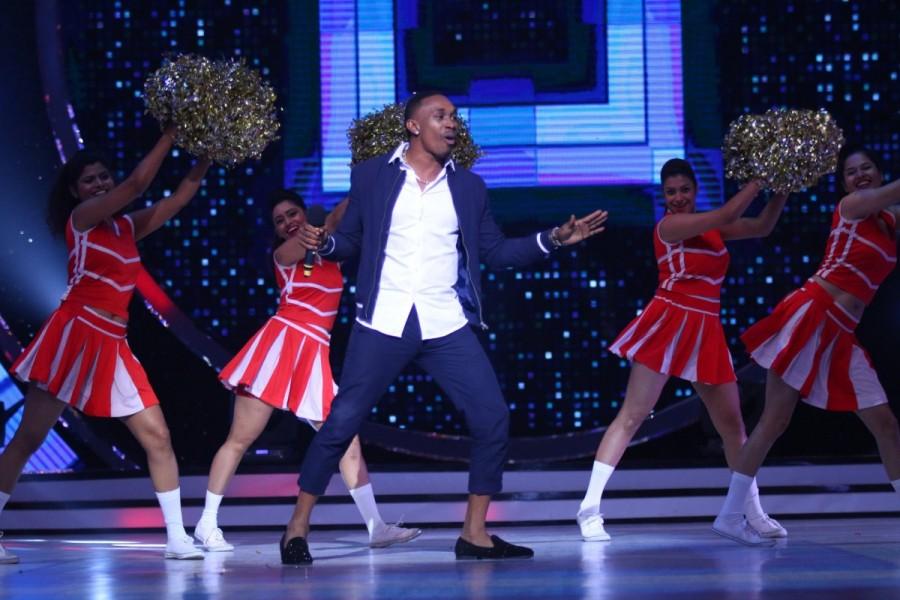 Host Maniesh Paul will pull out the welcome mat for Bravo, in his own quirky way, by grilling him with hard-hitting Hindi questions. Our Diva Jacqueline will also get caught in this crossfire as she becomes Bravo’s personal translator through the night. Dwayne 'DJ' Bravo,Dwayne Bravo,Bravo,Jhalak Dikhhla Jaa,Jhalak Dikhhla Jaa…Hot Hai,Dwayne Bravo on Jhalak Dikhhla Jaa,Jhalak Dikhhla Jaa special