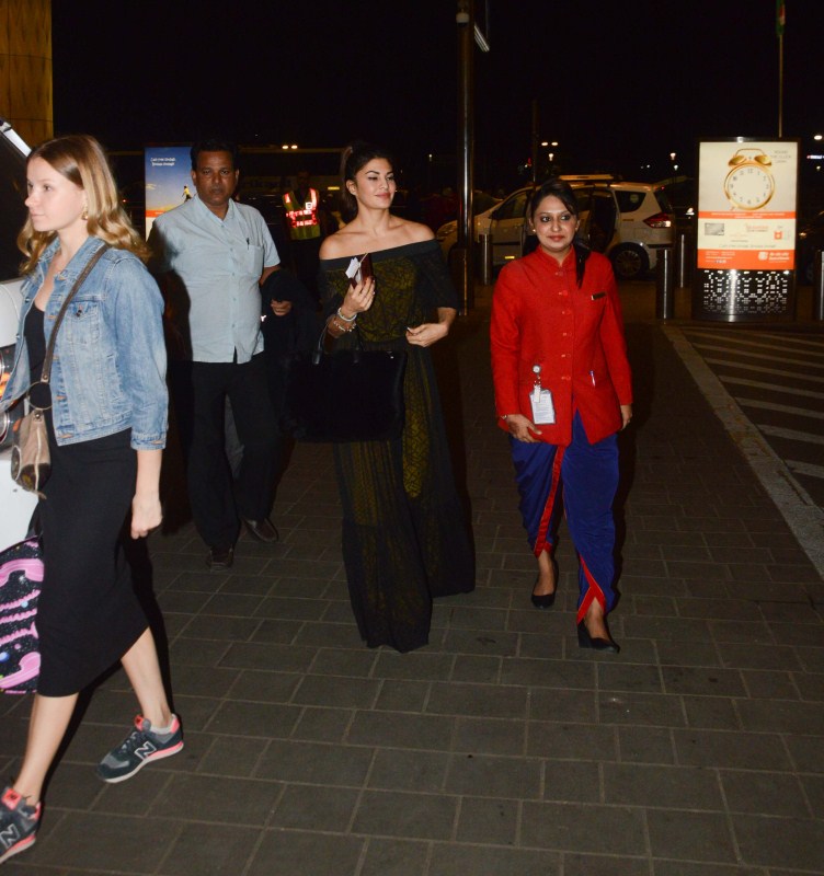 Bollywood actress Jacqueline Fernandez spotted at Mumbai airport. Kangana Ranaut,Jacqueline Fernandez,Kangana Ranaut spotted at Mumbai airport,Jacqueline Fernandez spotted at Mumbai airport,Kangana Ranaut at Mumbai airport,Jacqueline Fernandez at Mumbai airport,Celebs at Mumbai airport,Celebs at airport