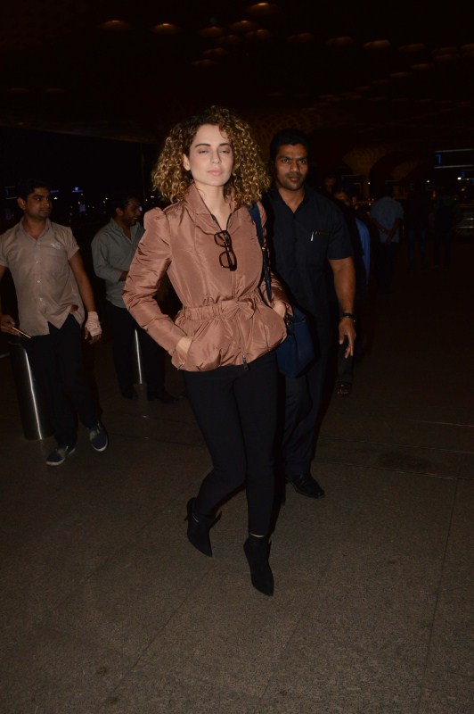 Bollywood actress Kangana Ranaut spotted at Mumbai airport. Kangana Ranaut,Jacqueline Fernandez,Kangana Ranaut spotted at Mumbai airport,Jacqueline Fernandez spotted at Mumbai airport,Kangana Ranaut at Mumbai airport,Jacqueline Fernandez at Mumbai airport,Celebs at Mumbai airport,Celebs at airport