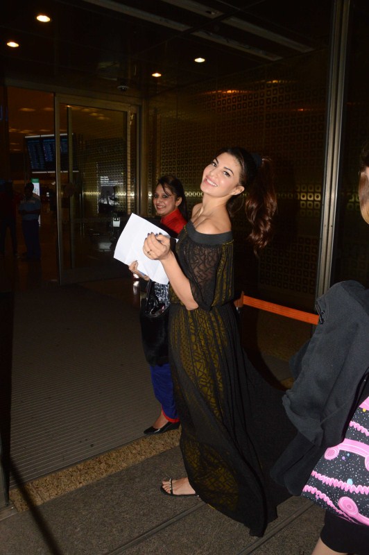 Bollywood actress Jacqueline Fernandez spotted at Mumbai airport. Kangana Ranaut,Jacqueline Fernandez,Kangana Ranaut spotted at Mumbai airport,Jacqueline Fernandez spotted at Mumbai airport,Kangana Ranaut at Mumbai airport,Jacqueline Fernandez at Mumbai airport,Celebs at Mumbai airport,Celebs at airport