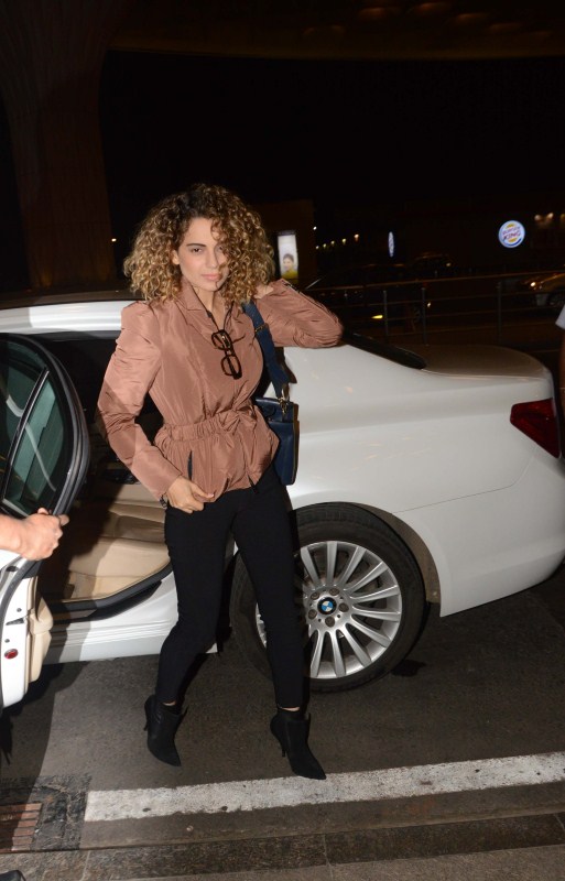 Bollywood actress Kangana Ranaut spotted at Mumbai airport. Kangana Ranaut,Jacqueline Fernandez,Kangana Ranaut spotted at Mumbai airport,Jacqueline Fernandez spotted at Mumbai airport,Kangana Ranaut at Mumbai airport,Jacqueline Fernandez at Mumbai airport,Celebs at Mumbai airport,Celebs at airport