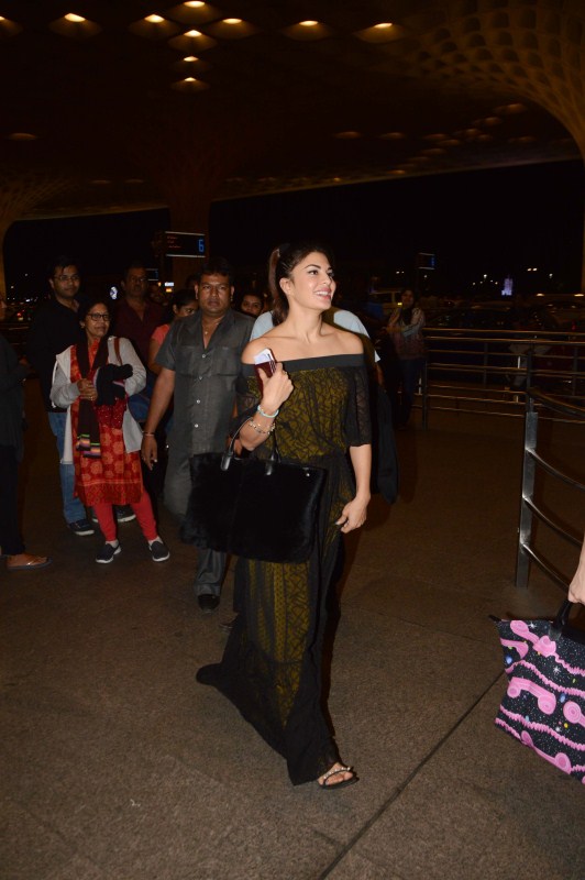 Bollywood actress Jacqueline Fernandez spotted at Mumbai airport. Kangana Ranaut,Jacqueline Fernandez,Kangana Ranaut spotted at Mumbai airport,Jacqueline Fernandez spotted at Mumbai airport,Kangana Ranaut at Mumbai airport,Jacqueline Fernandez at Mumbai airport,Celebs at Mumbai airport,Celebs at airport