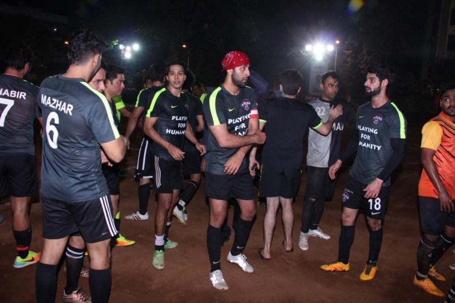 December 23 evening saw an interesting match in the presence of Yuva Sena Chief Aaditya Thackeray, between the Yuva Bandra XI and All-Stars XI where actors of the likes of Ranbir Kapoor, Dino Morea, Lender Paes, Ceasar Gonsalves, Armaan Jain, Shabbir Ahluwalia, Karan Wahi, Sachiin Joshi, Armaan Ralhan, Vikram Thapa, Nishant Mehra, Mazhar Dalvi, Naief, and Happy vied for the Xms Cup with Vahab Barudgar, Hanif Shaikh, Sohail Tanveer, Saad Shaikh, Danish Farooqui, Ranzie Kalicharan, Shane Fletcher, Priyank Kothari, Raunak Killinger, Toheed Khan, Scott Moares, Fauzan Shaikh, Zeeshan Shaikh, Karan Kapoor, Shaff Shahid and Harmit Singh. Ranbir Kapoor,Aditya Thackeray,Yuva Sena,All Stars XI vs Yuva Bandra XI,All Stars XI v/s Yuva Bandra XI Xmas Cup football tournament,Xmas Cup football tournament