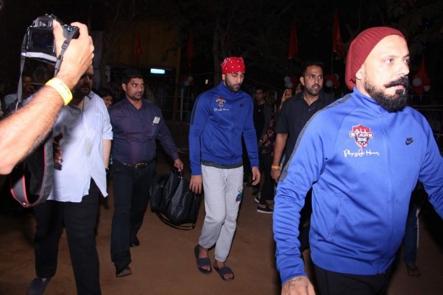 Filmmaker Bunty Walia and actor Ranbir Kapoor during All Stars XI v/s Yuva Bandra XI Xmas Cup football tournament, in Mumbai, on Dec 23, 2016. Ranbir Kapoor,Aditya Thackeray,Yuva Sena,All Stars XI vs Yuva Bandra XI,All Stars XI v/s Yuva Bandra XI Xmas Cup football tournament,Xmas Cup football tournament
