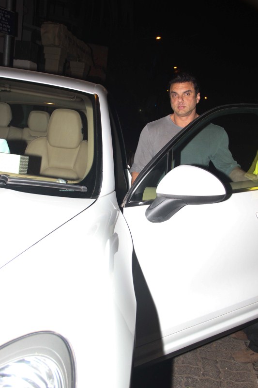 Bollywood celebs like Sohail Khan, Alvira Khan and other spotted at Bandra. Sohail Khan,Alvira Khan,Sohail Khan spotted at Bandra,Alvira Khan spotted at Bandra,Celebs spotted at Bandra,Celebs at Bandra