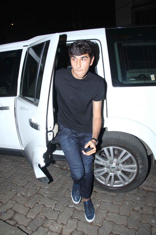 Bollywood celebs like Sohail Khan, Alvira Khan and other spotted at Bandra. Sohail Khan,Alvira Khan,Sohail Khan spotted at Bandra,Alvira Khan spotted at Bandra,Celebs spotted at Bandra,Celebs at Bandra