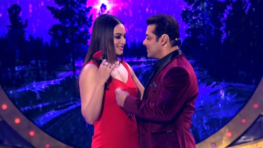 Christmas Special: Bollywood actress Sonakshi Sinha on Salman Khan's Bigg Boss 10 show. Sonakshi Sinha,actress Sonakshi Sinha,Sonakshi Sinha on Bigg Boss 10 show,Bigg Boss 10 show,Bigg Boss 10,Salman Khan,Bigg Boss,Christmas Special,Christmas,Sonakshi Sinha pics,Sonakshi Sinha images,Sonakshi Sinha photos,Sonakshi Sinha stills