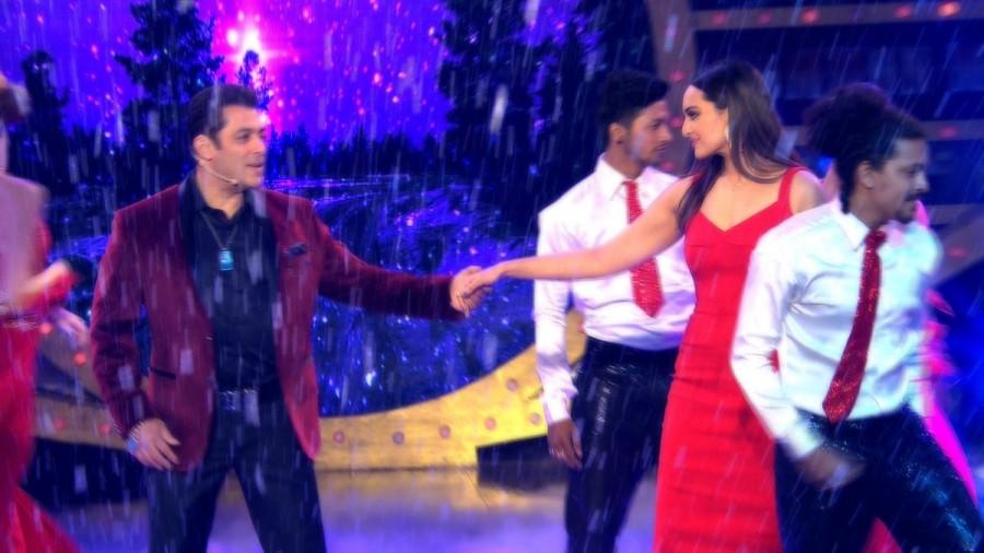Christmas Special: Bollywood actress Sonakshi Sinha on Salman Khan's Bigg Boss 10 show. Sonakshi Sinha,actress Sonakshi Sinha,Sonakshi Sinha on Bigg Boss 10 show,Bigg Boss 10 show,Bigg Boss 10,Salman Khan,Bigg Boss,Christmas Special,Christmas,Sonakshi Sinha pics,Sonakshi Sinha images,Sonakshi Sinha photos,Sonakshi Sinha stills