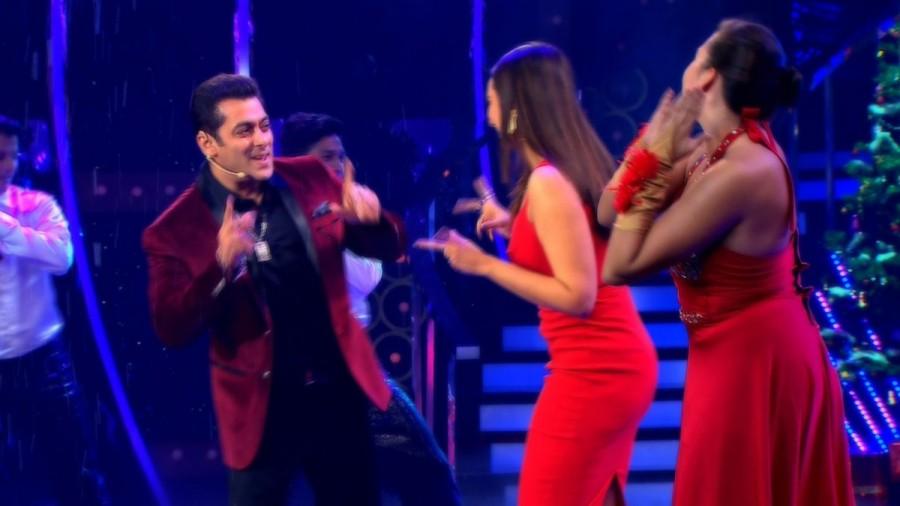 Christmas Special: Bollywood actress Sonakshi Sinha on Salman Khan's Bigg Boss 10 show. Sonakshi Sinha,actress Sonakshi Sinha,Sonakshi Sinha on Bigg Boss 10 show,Bigg Boss 10 show,Bigg Boss 10,Salman Khan,Bigg Boss,Christmas Special,Christmas,Sonakshi Sinha pics,Sonakshi Sinha images,Sonakshi Sinha photos,Sonakshi Sinha stills