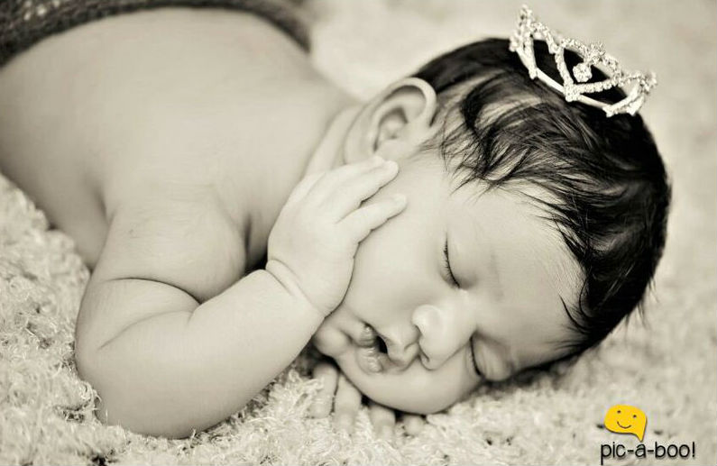 Tollywood actor Allu Arjun shares daughter Allu Arha photo by tweeting: "Our newly arrived angel Ꭿllυ Ꭿrhα. Hindu meaning : Lord Shiva . Islamic meaning : Calm& Serene. "AR" jun & Sne "HA" together ARHA #AlluArha". Allu Arjun,Allu Arha,Allu Arjun daughter,Allu Arha photo,Allu Arha pics,Allu Arha images,Allu Arha photos,Allu Arha stills