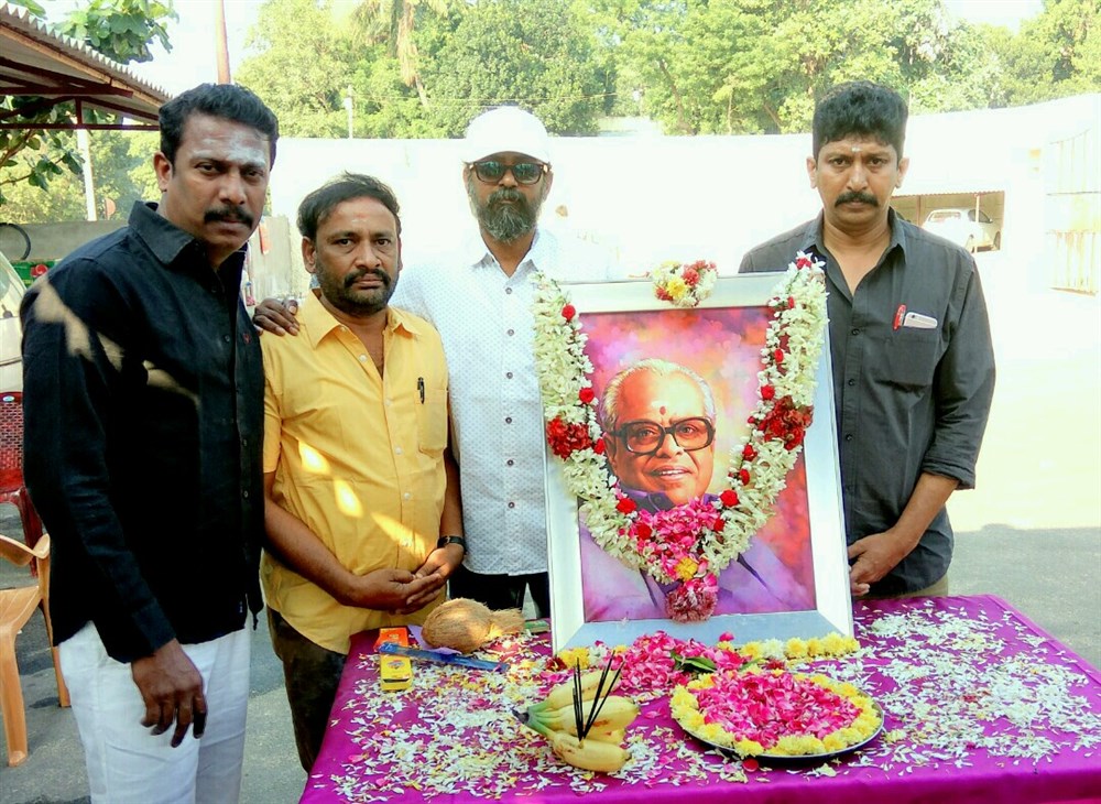 Thondan movie team paid tribute to K. Balachander on 2nd Memorial Anniversary at Thondan shooting spot. Celebs like Samuthirakani, Ganja Karuppu, R Manikandan and others graced the event. Samuthirakani,Ganja Karuppu,K Balachander,K Balachander 2nd Memorial Anniversary,K Balachander 2nd Anniversary,Samuthirakani paid tribute to K Balachander,Ganja Karuppu paid tribute to K Balachander,Thondan shooting spot,Thondan