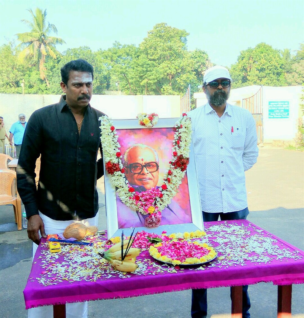 Thondan movie team paid tribute to K. Balachander on 2nd Memorial Anniversary at Thondan shooting spot. Celebs like Samuthirakani, Ganja Karuppu, R Manikandan and others graced the event. Samuthirakani,Ganja Karuppu,K Balachander,K Balachander 2nd Memorial Anniversary,K Balachander 2nd Anniversary,Samuthirakani paid tribute to K Balachander,Ganja Karuppu paid tribute to K Balachander,Thondan shooting spot,Thondan