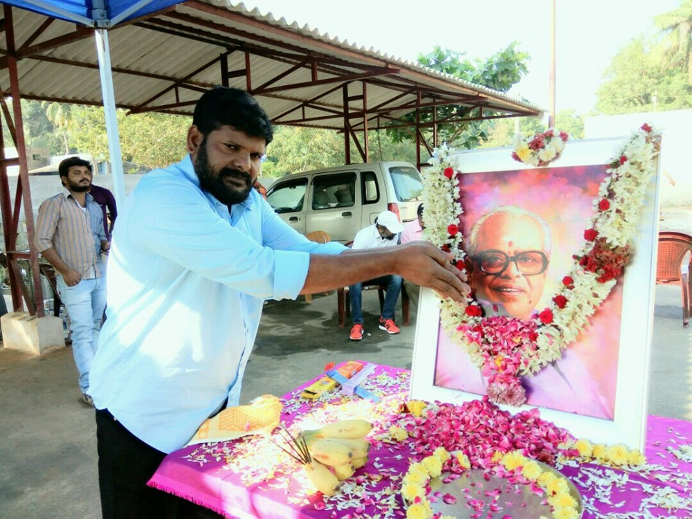 Thondan movie team paid tribute to K. Balachander on 2nd Memorial Anniversary at Thondan shooting spot. Celebs like Samuthirakani, Ganja Karuppu, R Manikandan and others graced the event. Samuthirakani,Ganja Karuppu,K Balachander,K Balachander 2nd Memorial Anniversary,K Balachander 2nd Anniversary,Samuthirakani paid tribute to K Balachander,Ganja Karuppu paid tribute to K Balachander,Thondan shooting spot,Thondan