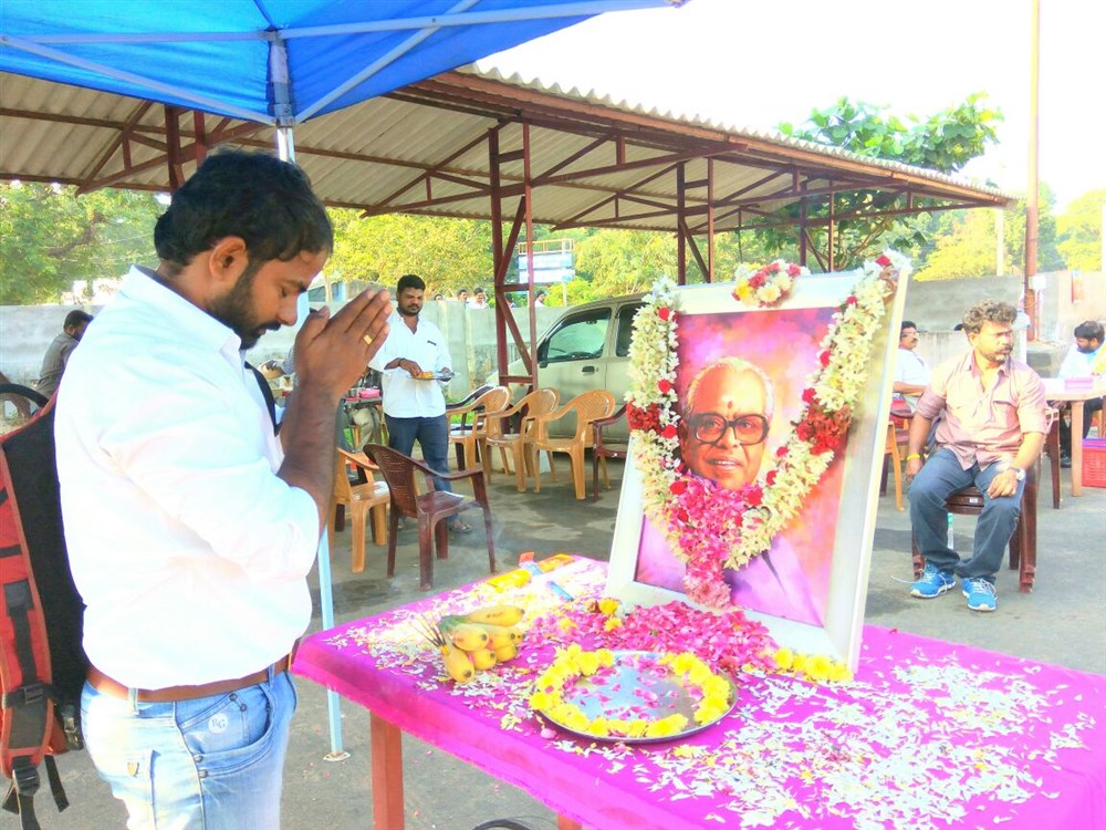 Thondan movie team paid tribute to K. Balachander on 2nd Memorial Anniversary at Thondan shooting spot. Celebs like Samuthirakani, Ganja Karuppu, R Manikandan and others graced the event. Samuthirakani,Ganja Karuppu,K Balachander,K Balachander 2nd Memorial Anniversary,K Balachander 2nd Anniversary,Samuthirakani paid tribute to K Balachander,Ganja Karuppu paid tribute to K Balachander,Thondan shooting spot,Thondan