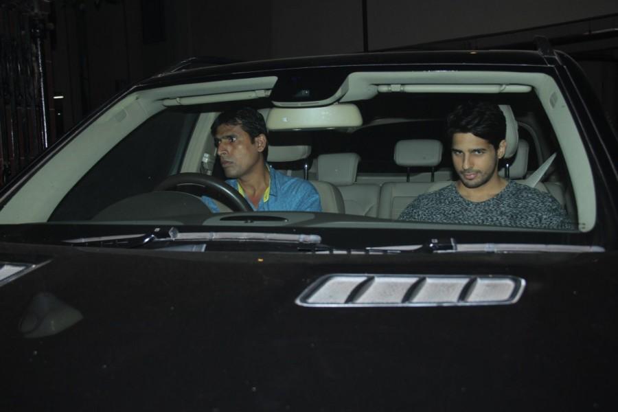 Bollywood actor Siddharth Malhotra spotted at Akansha Ranjhan house at Versova. Siddharth Malhotra,Akansha Ranjhan,Akansha Ranjhan house,Versova,actor Siddharth Malhotra,Siddharth Malhotra pics,Siddharth Malhotra images,Siddharth Malhotra photos,Siddharth Malhotra stills,Siddharth Malhotra pictures