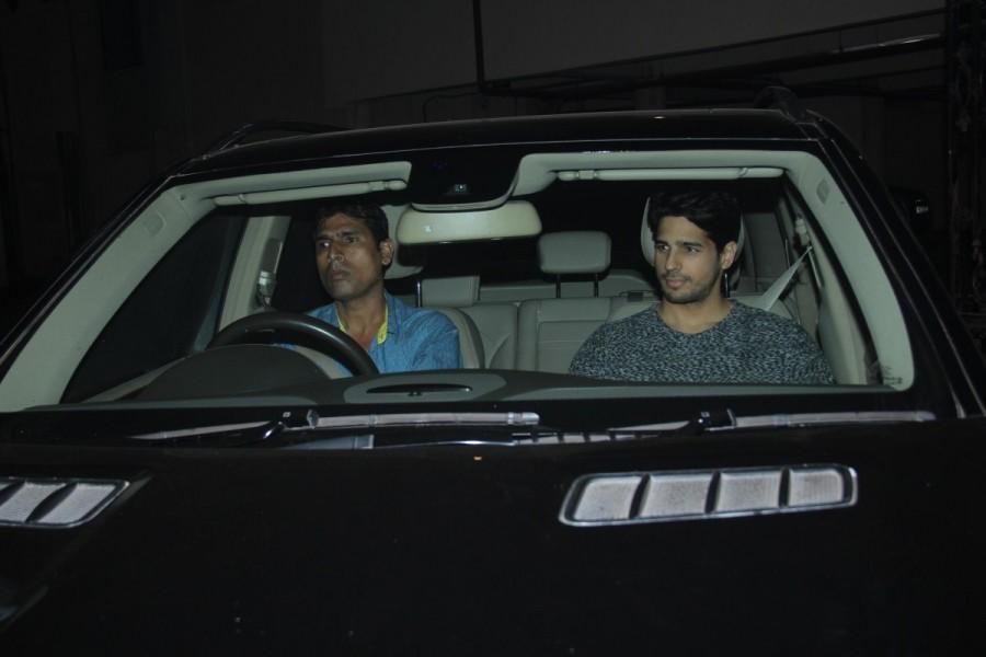 Bollywood actor Siddharth Malhotra spotted at Akansha Ranjhan house at Versova. Siddharth Malhotra,Akansha Ranjhan,Akansha Ranjhan house,Versova,actor Siddharth Malhotra,Siddharth Malhotra pics,Siddharth Malhotra images,Siddharth Malhotra photos,Siddharth Malhotra stills,Siddharth Malhotra pictures