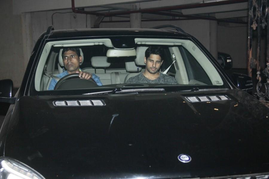 Bollywood actor Siddharth Malhotra spotted at Akansha Ranjhan house at Versova. Siddharth Malhotra,Akansha Ranjhan,Akansha Ranjhan house,Versova,actor Siddharth Malhotra,Siddharth Malhotra pics,Siddharth Malhotra images,Siddharth Malhotra photos,Siddharth Malhotra stills,Siddharth Malhotra pictures