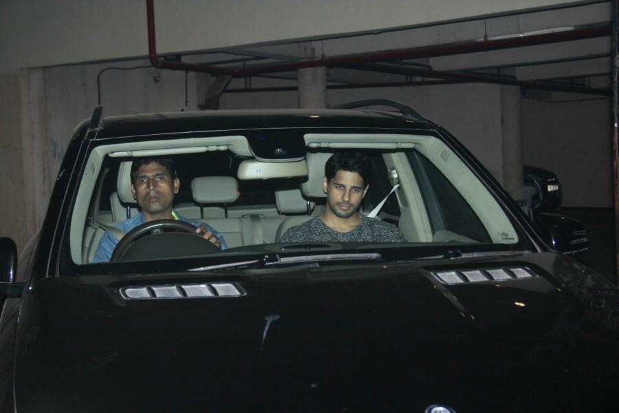 Bollywood actor Siddharth Malhotra spotted at Akansha Ranjhan house at Versova. Siddharth Malhotra,Akansha Ranjhan,Akansha Ranjhan house,Versova,actor Siddharth Malhotra,Siddharth Malhotra pics,Siddharth Malhotra images,Siddharth Malhotra photos,Siddharth Malhotra stills,Siddharth Malhotra pictures