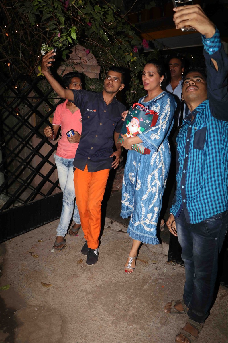 Actress Lara Dutta and Mahesh Bhupathi with daughter spotted at Bandra. Lara Dutta and Mahesh Bhupathi,Lara Dutta,Mahesh Bhupathi,Lara Dutta and Mahesh Bhupathi with daughter,Lara Dutta with daughter,Mahesh Bhupathi with daughter,Saira Bhupathi