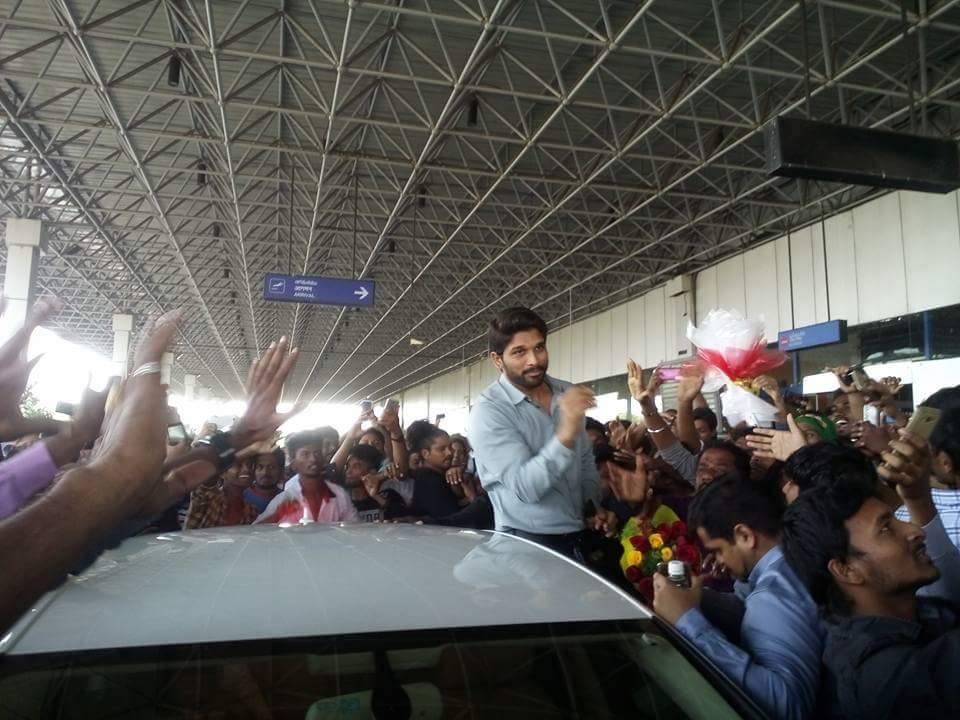 Tollywood actor Allu Arjun spotted at Vizag Airport. Allu Arjun,Allu Arjun at Vizag Airport,Allu Arjun spotted at Vizag Airport,actor Allu Arjun,Allu Arjun latest pics,Allu Arjun latest images,Allu Arjun latest photos,Allu Arjun latest stills,Allu Arjun latest pictures