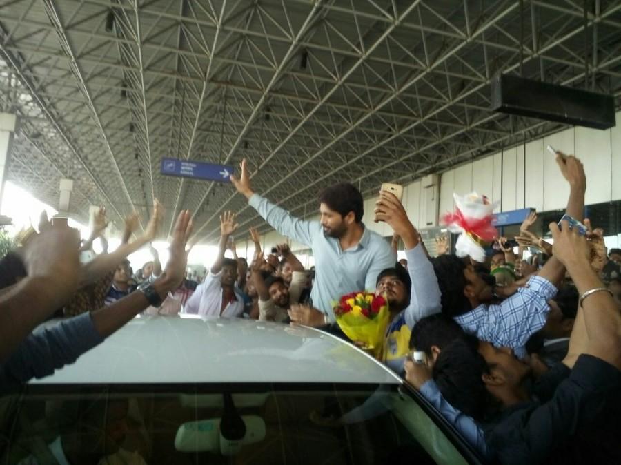 Tollywood actor Allu Arjun spotted at Vizag Airport. Allu Arjun,Allu Arjun at Vizag Airport,Allu Arjun spotted at Vizag Airport,actor Allu Arjun,Allu Arjun latest pics,Allu Arjun latest images,Allu Arjun latest photos,Allu Arjun latest stills,Allu Arjun latest pictures