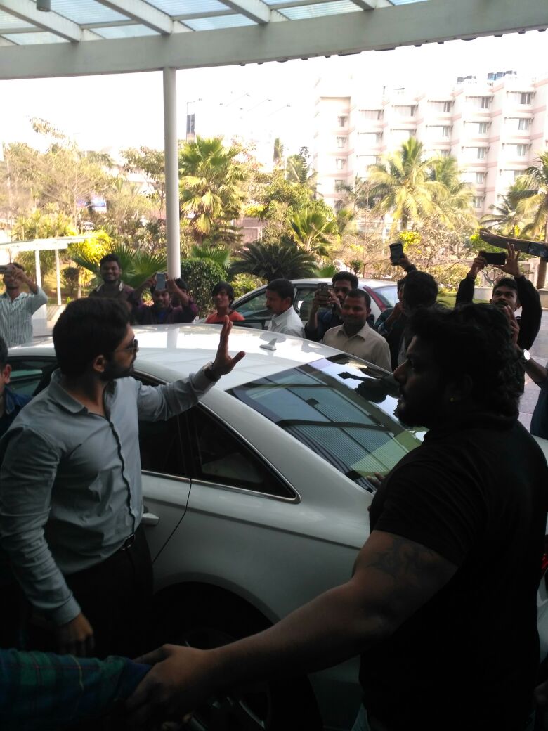 Tollywood actor Allu Arjun spotted at Vizag Airport. Allu Arjun,Allu Arjun at Vizag Airport,Allu Arjun spotted at Vizag Airport,actor Allu Arjun,Allu Arjun latest pics,Allu Arjun latest images,Allu Arjun latest photos,Allu Arjun latest stills,Allu Arjun latest pictures