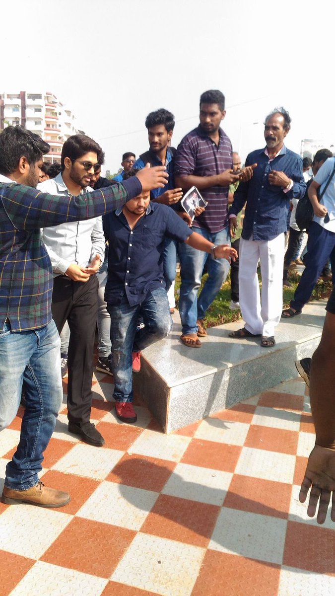 Tollywood actor Allu Arjun spotted at Vizag Airport. Allu Arjun,Allu Arjun at Vizag Airport,Allu Arjun spotted at Vizag Airport,actor Allu Arjun,Allu Arjun latest pics,Allu Arjun latest images,Allu Arjun latest photos,Allu Arjun latest stills,Allu Arjun latest pictures