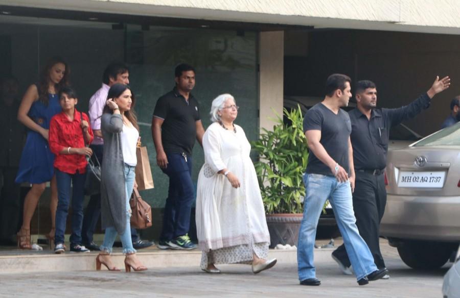 Bollywood actor Salman Khan and his alleged girlfriend Iulia Vantur snapped at Salman's sister Arpita Khan's residence in Bandra. Salman Khan,Iulia Vantur,Salman Khan and Iulia Vantur,Arpita House,Arpita House in Bandra,Salman Khan girlfriend Iulia Vantur,Salman Khan and Iulia Vantur pics,Salman Khan and Iulia Vantur images,Salman Khan and Iulia Vantur photos,Salman Khan and Iulia V