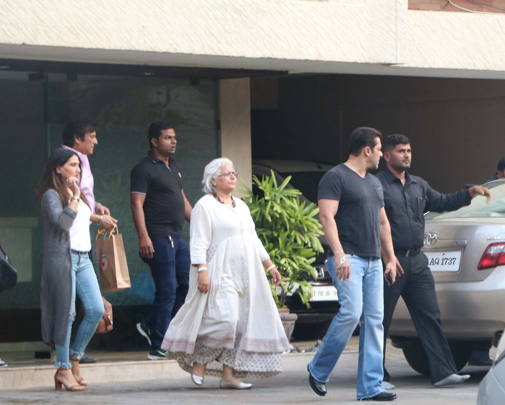 Bollywood actor Salman Khan and his alleged girlfriend Iulia Vantur snapped at Salman's sister Arpita Khan's residence in Bandra. Salman Khan,Iulia Vantur,Salman Khan and Iulia Vantur,Arpita House,Arpita House in Bandra,Salman Khan girlfriend Iulia Vantur,Salman Khan and Iulia Vantur pics,Salman Khan and Iulia Vantur images,Salman Khan and Iulia Vantur photos,Salman Khan and Iulia V