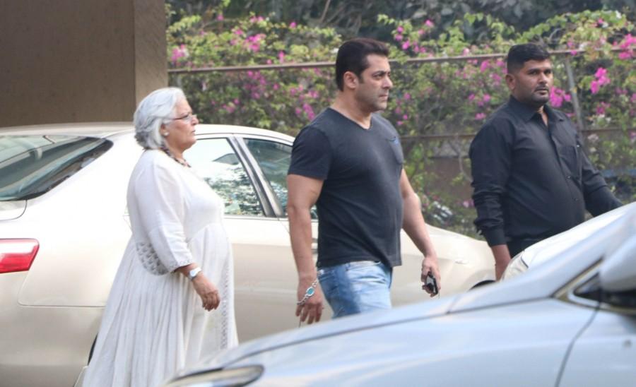 Bollywood actor Salman Khan and his alleged girlfriend Iulia Vantur snapped at Salman's sister Arpita Khan's residence in Bandra. Salman Khan,Iulia Vantur,Salman Khan and Iulia Vantur,Arpita House,Arpita House in Bandra,Salman Khan girlfriend Iulia Vantur,Salman Khan and Iulia Vantur pics,Salman Khan and Iulia Vantur images,Salman Khan and Iulia Vantur photos,Salman Khan and Iulia V