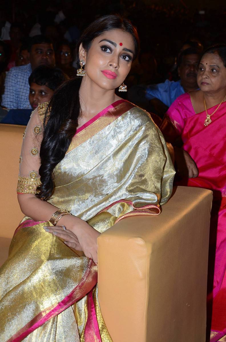South Indian actress Shriya Saran at Gautamiputra Satakarni audio launch. Gautamiputra Satakarni,Gautamiputra Satakarni audio launch,Shriya Saran,Hema Malini,Nandamuri Balakrishna,Balakrishna,Celebs at Gautamiputra Satakarni audio launch,Gautamiputra Satakarni audio launch pics,Gautamiputra Satakarni audio launch images,Gautami