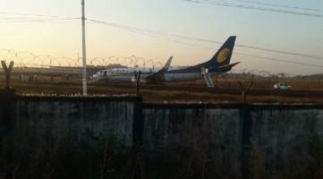 Jet Airways flight,Jet Airways,Jet Airways flight skids,Jet Airways flight skids off runway,Jet Airways off runway,Dabolim Airport,Dabolim Airport Runway,Goa Dabolim Airport,Jet Airways skids,Jet Airways skids runway
