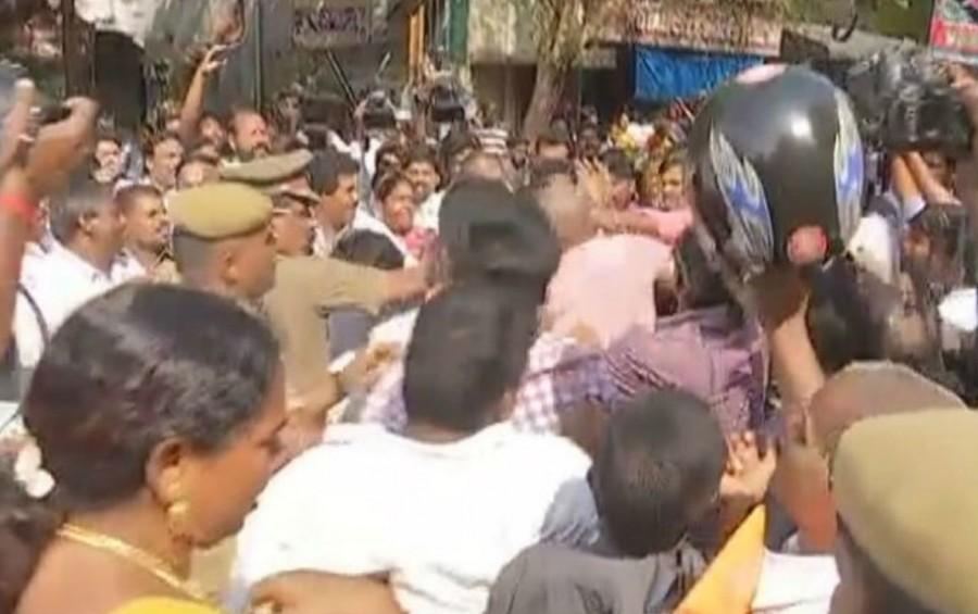 AIADMK,Sasikala Pushpa,Sasikala Pushpa lawyer,AIADMK workers attack lawyer,Royapettah,MP Sasikala Pushpa