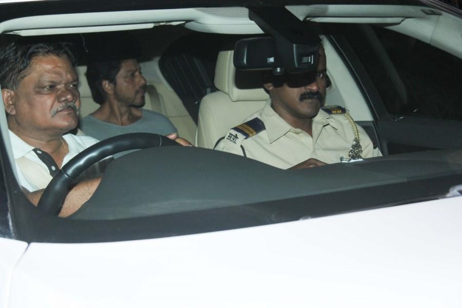 Bollywood actor Shahrukh Khan and Rahul Dholakia spotted at Yashraj studios for Raees dubbing. Shahrukh Khan and Rahul Dholakia,Shahrukh Khan,Dholakia,Raees dubbing,Yashraj studios,Shahrukh Khan at Yashraj studios,Shahrukh Khan at Raees dubbing,Raees movie dubbing,SRK