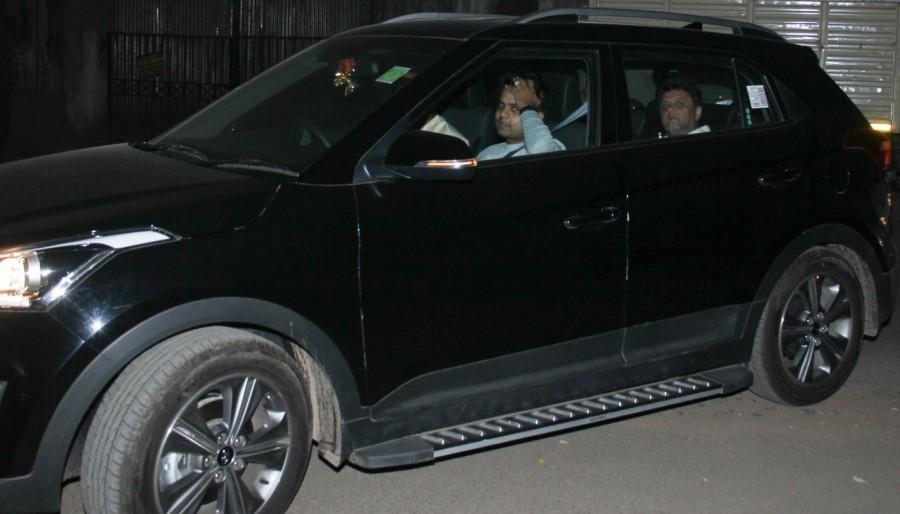 Bollywood actor Shahrukh Khan and Rahul Dholakia spotted at Yashraj studios for Raees dubbing. Shahrukh Khan and Rahul Dholakia,Shahrukh Khan,Dholakia,Raees dubbing,Yashraj studios,Shahrukh Khan at Yashraj studios,Shahrukh Khan at Raees dubbing,Raees movie dubbing,SRK