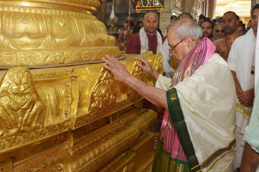 President Pranab Mukherjee pays obeisance at Sri Venkateswara Swamy Temple in Tirupati, Andhra Pradesh on Dec 28, 2016. President Pranab Mukherjee,Pranab Mukherjee,Sri Venkateswara Swamy Temple,President Mukherjee visits Sri Venkateswara Swamy Temple,Tirupati,Pranab Mukherjee in Tirupati