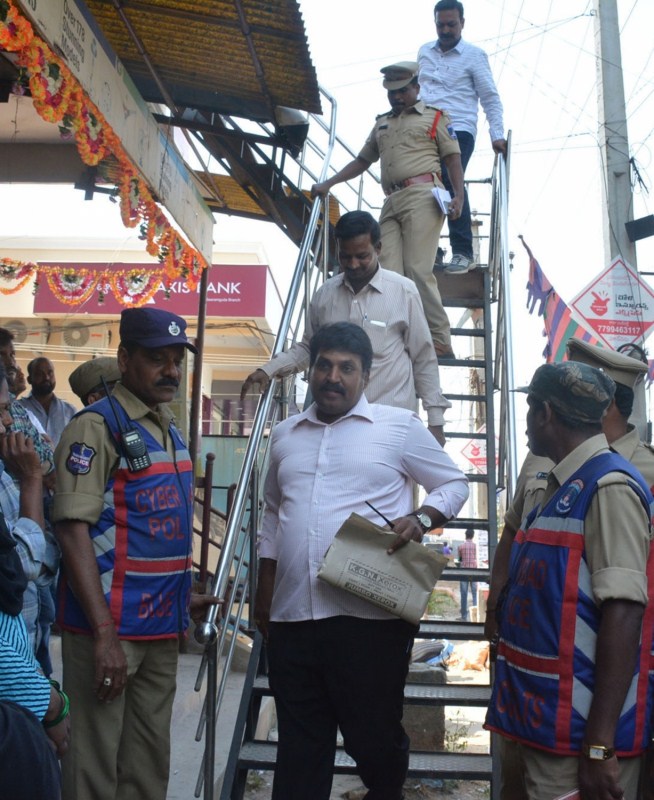 The Muthoot Finance branch from where five unidentified persons posing as CBI officials looted 40 kg gold from a officer of the office in Hyderabad on Dec 28, 2016. Muthoot Finance,Muthoot Finance branch,Muthoot Finance in Hyderabad,40 kg gold