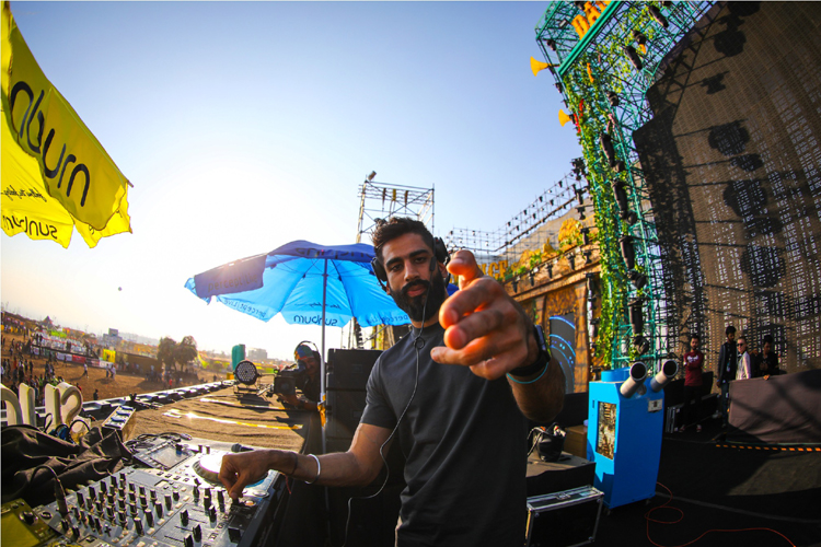 Bollywood actress turned model turned DJ Julia Bliss dished out some edgy deep house, down tempo and had the audience asking for more. Afrojack,Dimitri Vegas,Sunburn's second day,Sunburn second day,Sunburn festival,Sunburn festival 2016,Joshi,Kash Trivedi,Lucas,Mumbais Shaan,Sunburn second day pics,Sunburn second day images,Sunburn second day photos,Sunburn second day stills,Sunburn