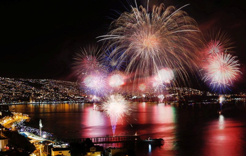 Fireworks explode during a pyrotechnic show to celebrate the new year in the coastal city of Valparaiso, Chile January 1, 2017. New Year's Eve,New Year's Eve 2017,New Year Fireworks,New Year Fireworks pics,New Year Fireworks images,New Year Fireworks photos,New Year Fireworks stills,New Year Fireworks pictures