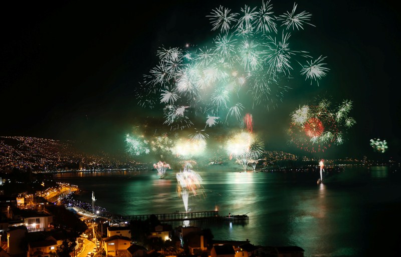 Fireworks explode during a pyrotechnic show to celebrate the new year in the coastal city of Valparaiso, Chile January 1, 2017. New Year's Eve,New Year's Eve 2017,New Year Fireworks,New Year Fireworks pics,New Year Fireworks images,New Year Fireworks photos,New Year Fireworks stills,New Year Fireworks pictures