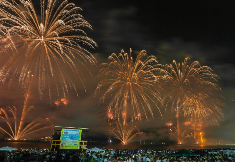 Fireworks explode during a pyrotechnic show to celebrate the new year in the coastal city of Valparaiso, Chile January 1, 2017. New Year's Eve,New Year's Eve 2017,New Year Fireworks,New Year Fireworks pics,New Year Fireworks images,New Year Fireworks photos,New Year Fireworks stills,New Year Fireworks pictures