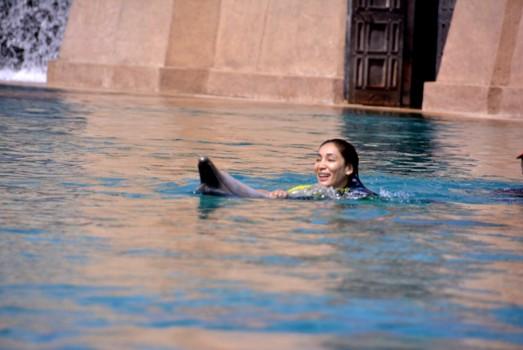 Sofia Hayat went for a event in Dubai where she had great time with dolphin