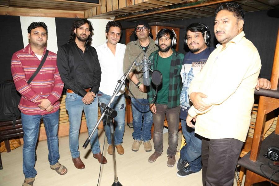 Singers Ehsan Asghar and Divya Kumar during the recording of the song Wo Jannat Ki Jagir in Mumbai on Jan. 2, 2016. Ehsan Asghar,Divya Kumar,Singers Ehsan Asghar and Divya Kumar,Wo Jannat Ki Jagir,song Wo Jannat Ki Jagir,Recording of the music album,Wo Jannat Ki Jagir music