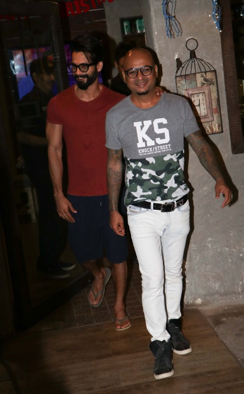 Bollywood actor Shahid Kapoor spotted at Alam Hakim studio at Bandra. Shahid Kapoor,Shahid Kapoor spotted at Alam Hakim studio,Alam Hakim studio,Shahid Kapoor spotted at at Bandra,Shahid Kapoor latest pics,Shahid Kapoor latest images,Shahid Kapoor latest photos,Shahid Kapoor latest stills,Shahid Kapoor latest pictures