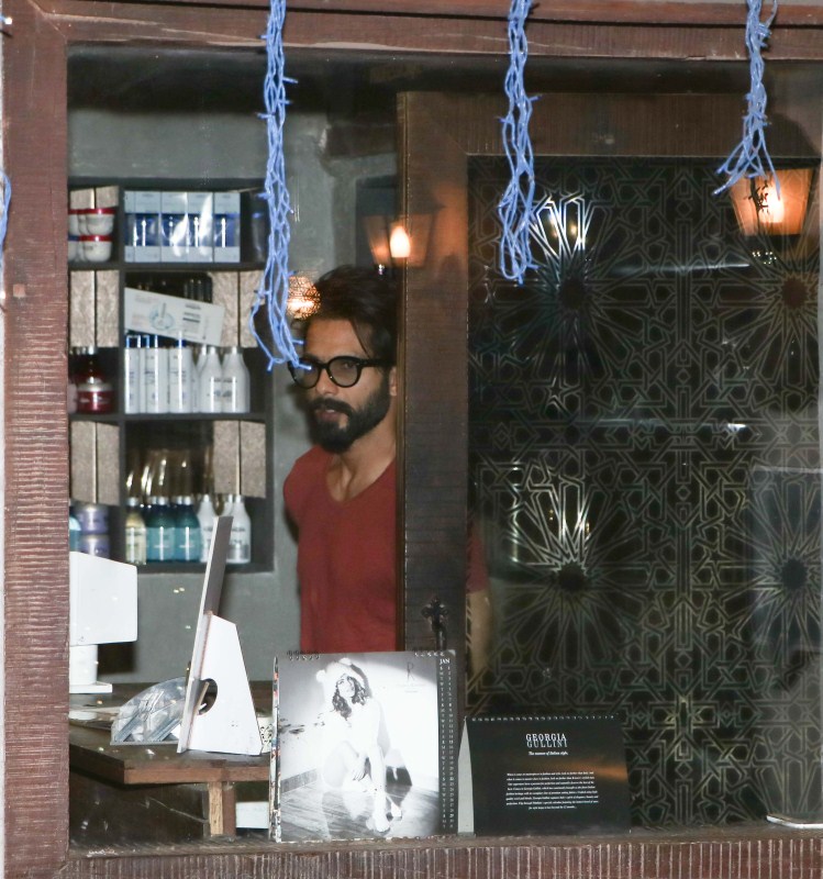 Bollywood actor Shahid Kapoor spotted at Alam Hakim studio at Bandra. Shahid Kapoor,Shahid Kapoor spotted at Alam Hakim studio,Alam Hakim studio,Shahid Kapoor spotted at at Bandra,Shahid Kapoor latest pics,Shahid Kapoor latest images,Shahid Kapoor latest photos,Shahid Kapoor latest stills,Shahid Kapoor latest pictures