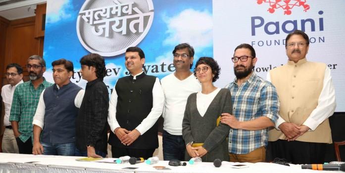 Filmmaker Nagraj Manjule, poet Guru Thakur, Bollywood music composer Ajay Gogavale, Maharashtra Chief Minister Devendra Fadnavis, music composer Atul Gogavale, filmmaker Kiran Rao and actor Aamir Khan during the launch of special music video shot by filmmaker Nagraj Manjule to announce Satyamev Jayate Water Cup, in Mumbai.