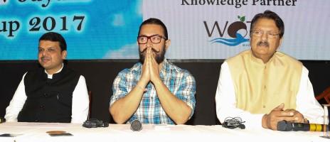 Filmmaker Nagraj Manjule,poet Guru Thakur,Aamir Khan and Kiran Rao,Aamir Khan,Kiran Rao,Ajay Gogavale,Devendra Fadnavis,Atul Gogavale,Nagraj Manjule,Satyamev Jayate Water Cup,Satyamev Jayate Water Cup 2,Satyamev Jayate Water Cup 2017