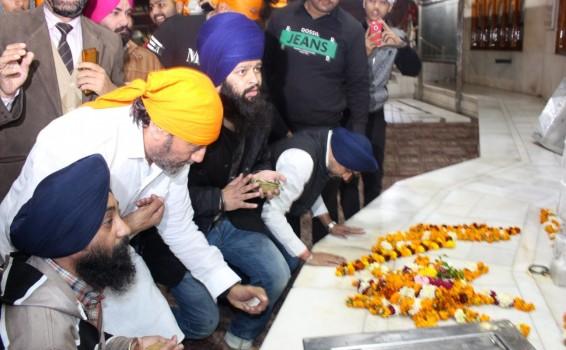 Bollywood actor Jackie Shroff pays obeisance at the Golden Temple in Amritsar on Jan 3, 2017.