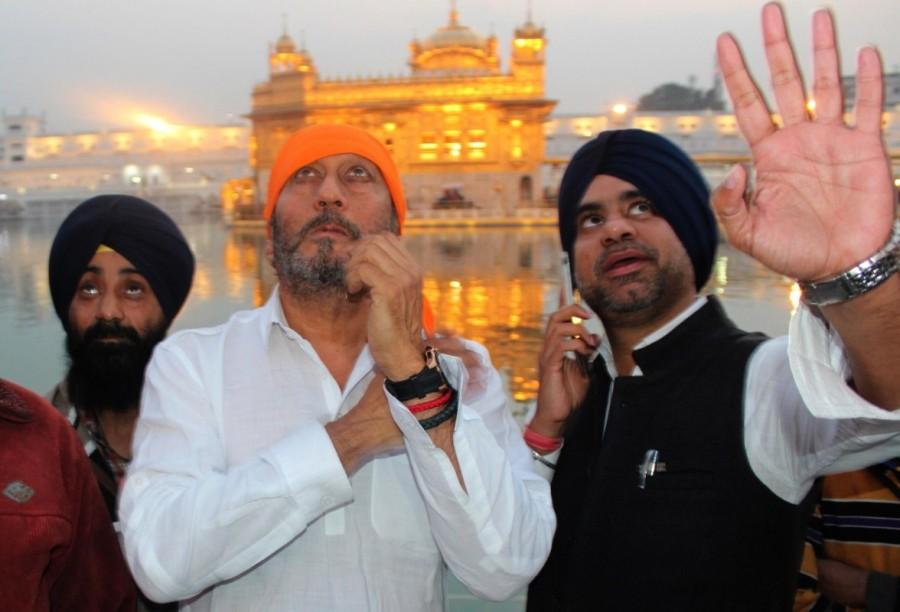 Bollywood actor Jackie Shroff pays obeisance at the Golden Temple in Amritsar on Jan 3, 2017. Jackie Shroff visits Golden Temple,Jackie Shroff at Golden Temple,Jackie Shroff,actor Jackie Shroff,Jackie Shroff latest pics,Jackie Shroff latest images,Jackie Shroff latest stills,Jackie Shroff latest pictrues